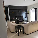 3 Bedroom In Prime Location 5m Away From *