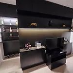 3 Bedroom In Prime Location 5m Away From *