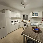3 Bedroom In Prime Location 5m Away From アパート *