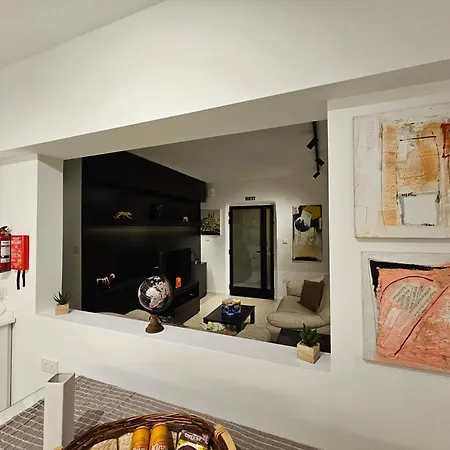 3 Bedroom In Prime Location 5m Away From Appartamento *