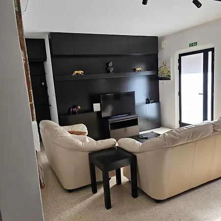 3 Bedroom In Prime Location 5m Away From *