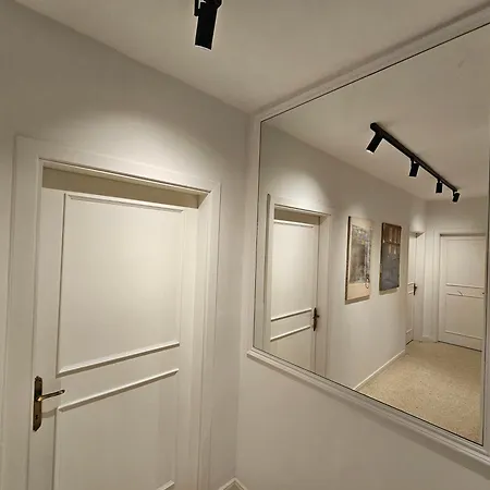 3 Bedroom In Prime Location 5m Away From *