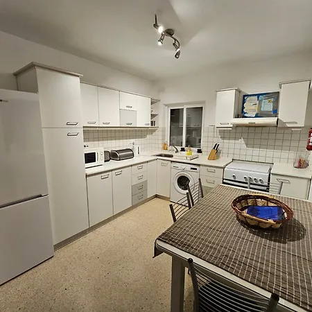 3 Bedroom In Prime Location 5m Away From Appartamento *
