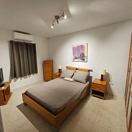 Apartment 3 Bedroom In Prime Location 5m Away From *