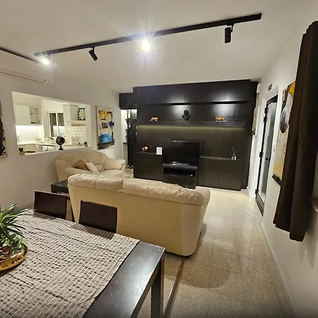 3 Bedroom In Prime Location 5m Away From