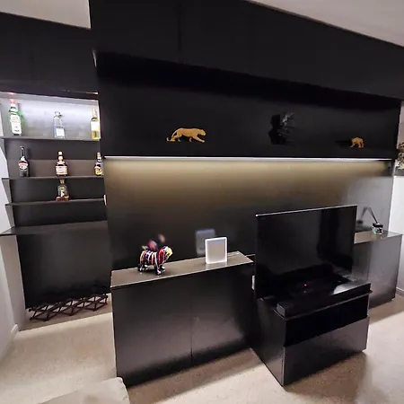 3 Bedroom In Prime Location 5m Away From *