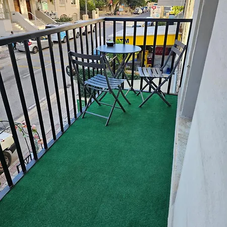 3 Bedroom In Prime Location 5m Away From *