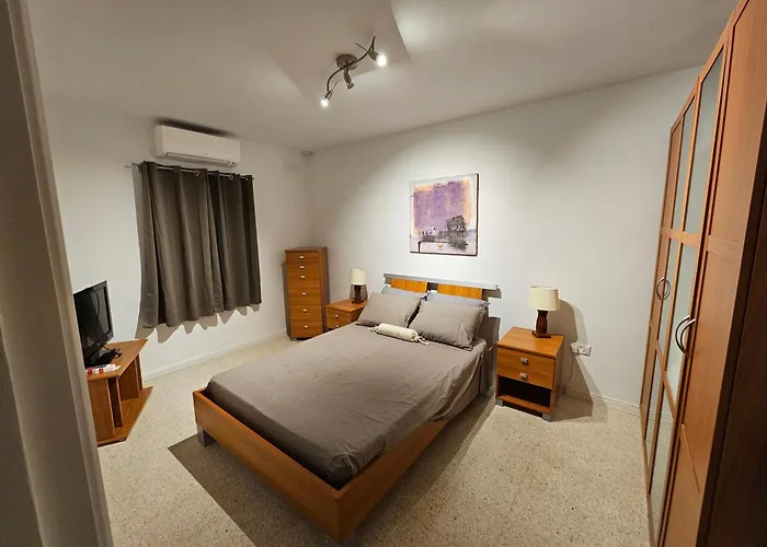 Апартаменты 3 Bedroom In Prime Location 5m Away From *