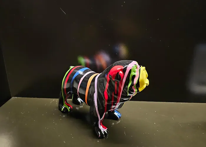 3 Bedroom In Prime Location 5m Away From *