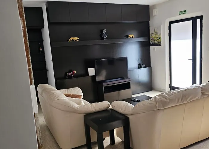 3 Bedroom In Prime Location 5m Away From *