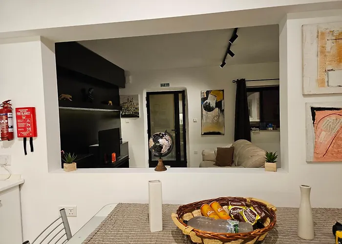 3 Bedroom In Prime Location 5m Away From Апартаменты