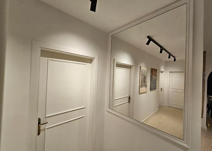 3 Bedroom In Prime Location 5m Away From *