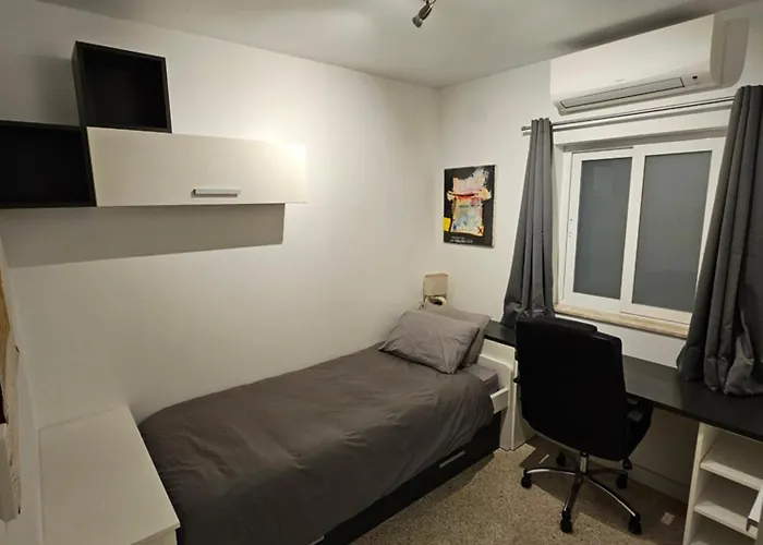 Апартаменты 3 Bedroom In Prime Location 5m Away From *